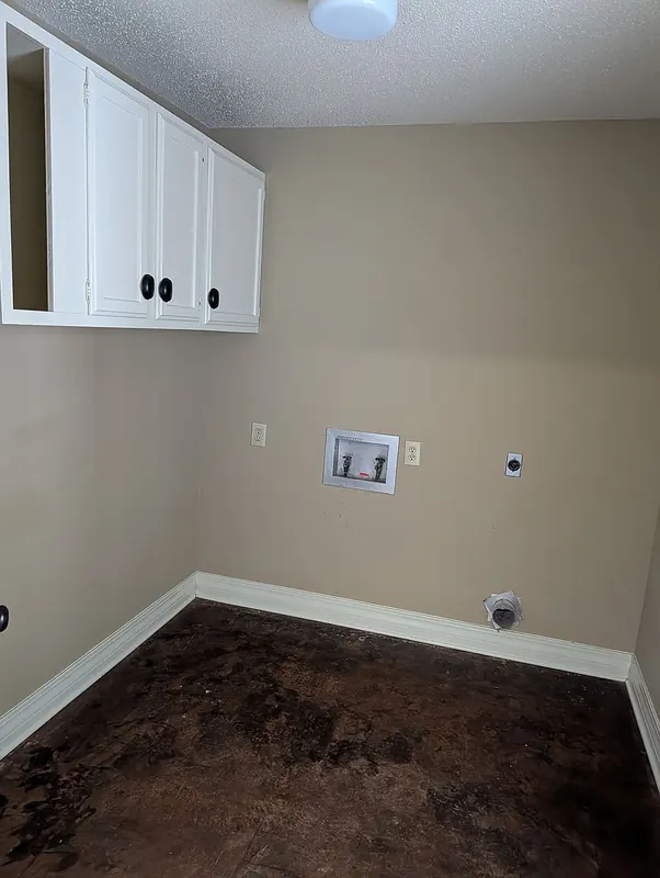 Laundry room with washer/dryer hookups and upper cabinets